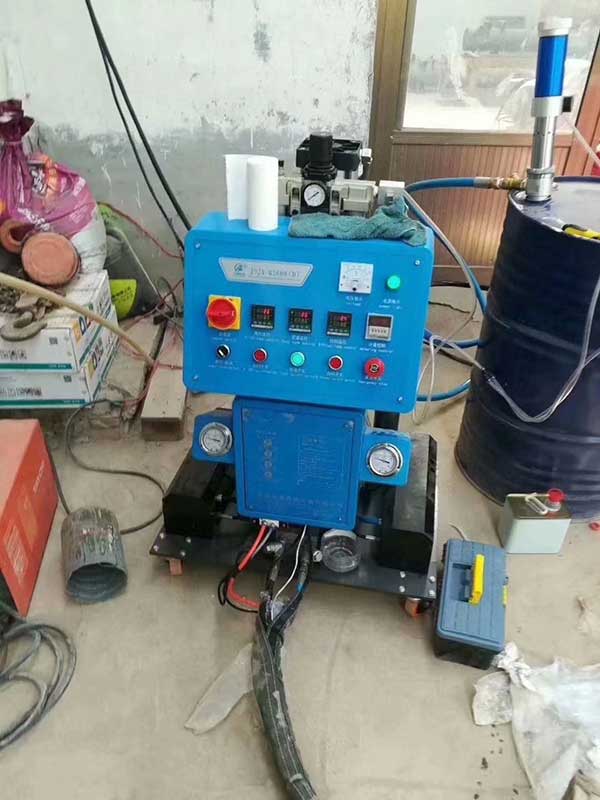 小型聚氨酯發(fā)泡機(jī)(圖1) Q2600(D)型高壓小型聚氨酯發(fā)泡機(jī)