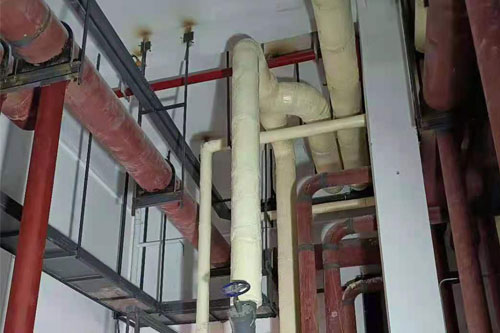 設(shè)備管道保溫發(fā)泡澆注聚氨酯施工噴涂機(jī)(圖4) 設(shè)備管道保溫發(fā)泡澆注聚氨酯施工案例