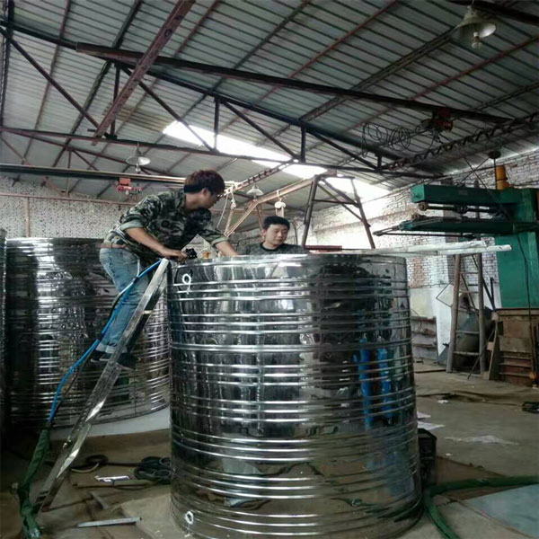 高壓聚氨酯噴涂機(jī)水箱外部保溫噴涂(圖2) 水箱外部保溫噴涂